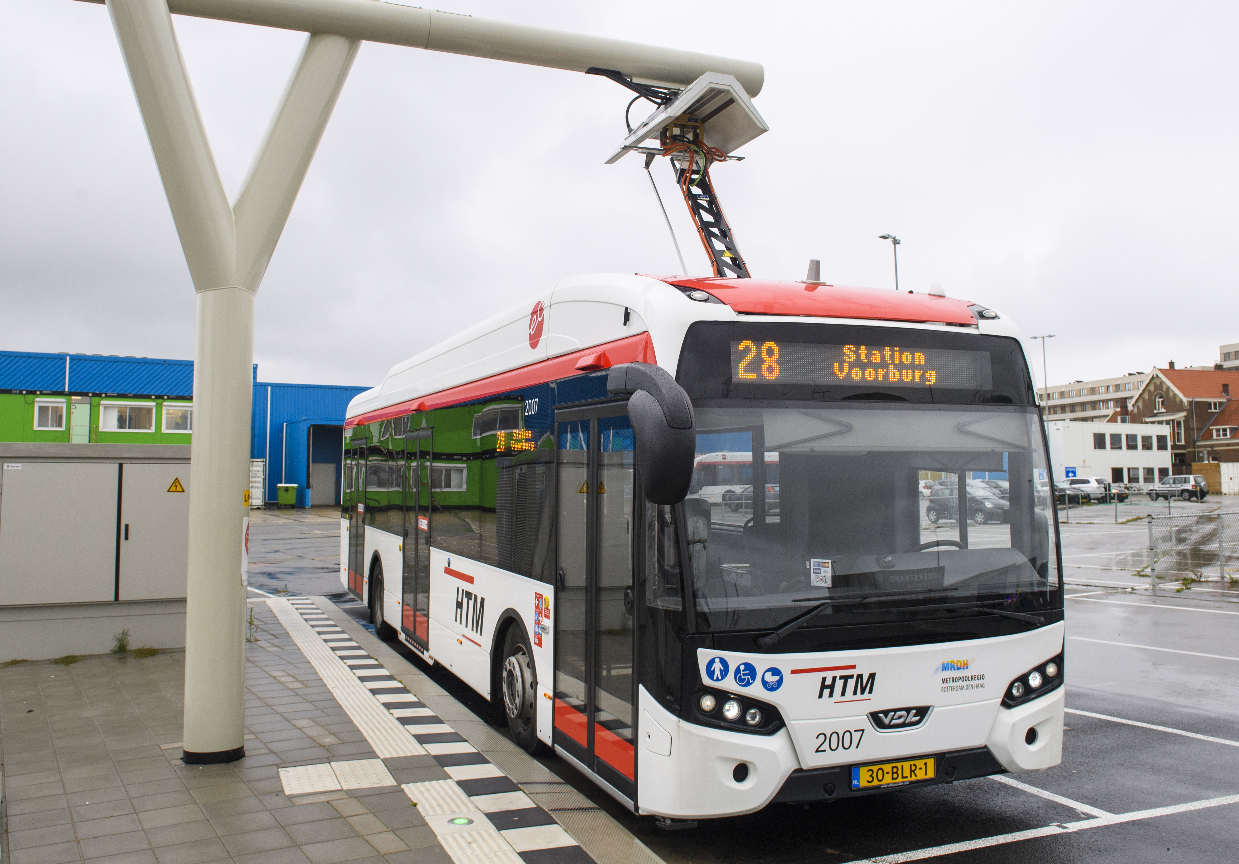 Elektrische bus VDL eCitea aan laadpaal Zuiderstrand