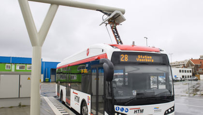 Elektrische bus VDL eCitea aan laadpaal Zuiderstrand Elektrische bus VDL eCitea aan laadpaal Zuiderstrand