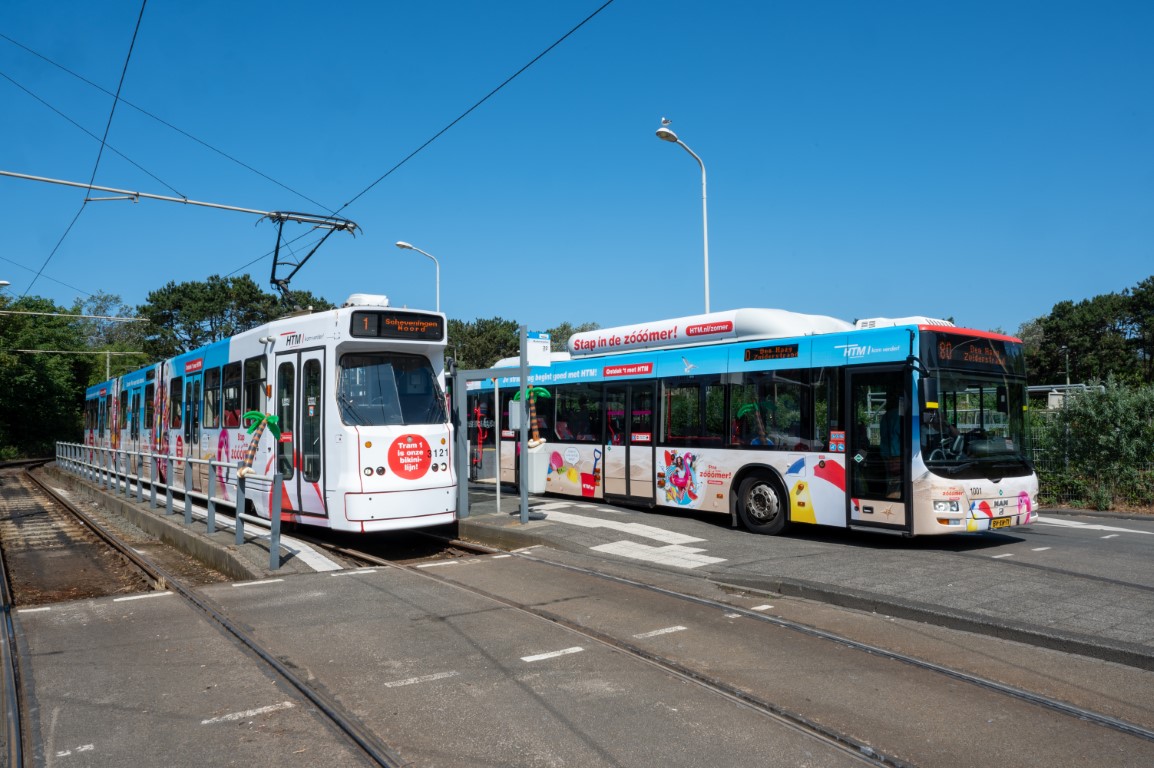 Bikinilijn en Stap in de Zooomerbus naast elkaar