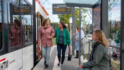 Reizigers lopen op tramhalte HTM reizigers lopen op tramhalte naast HTM tram