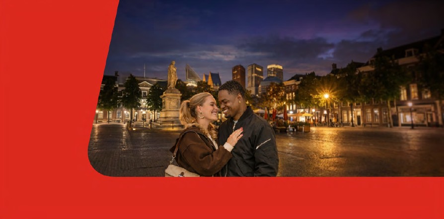 Man en vrouw staan samen op het plein