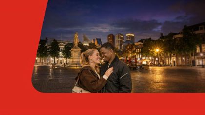 Man en vrouw staan samen op het plein Man en vrouw staan samen op het plein
