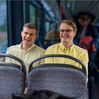 HTM Nachtbus | twee jongeren gebruiken de nachtbus om 's nachts naar huis te reizen HTM Nachtbus