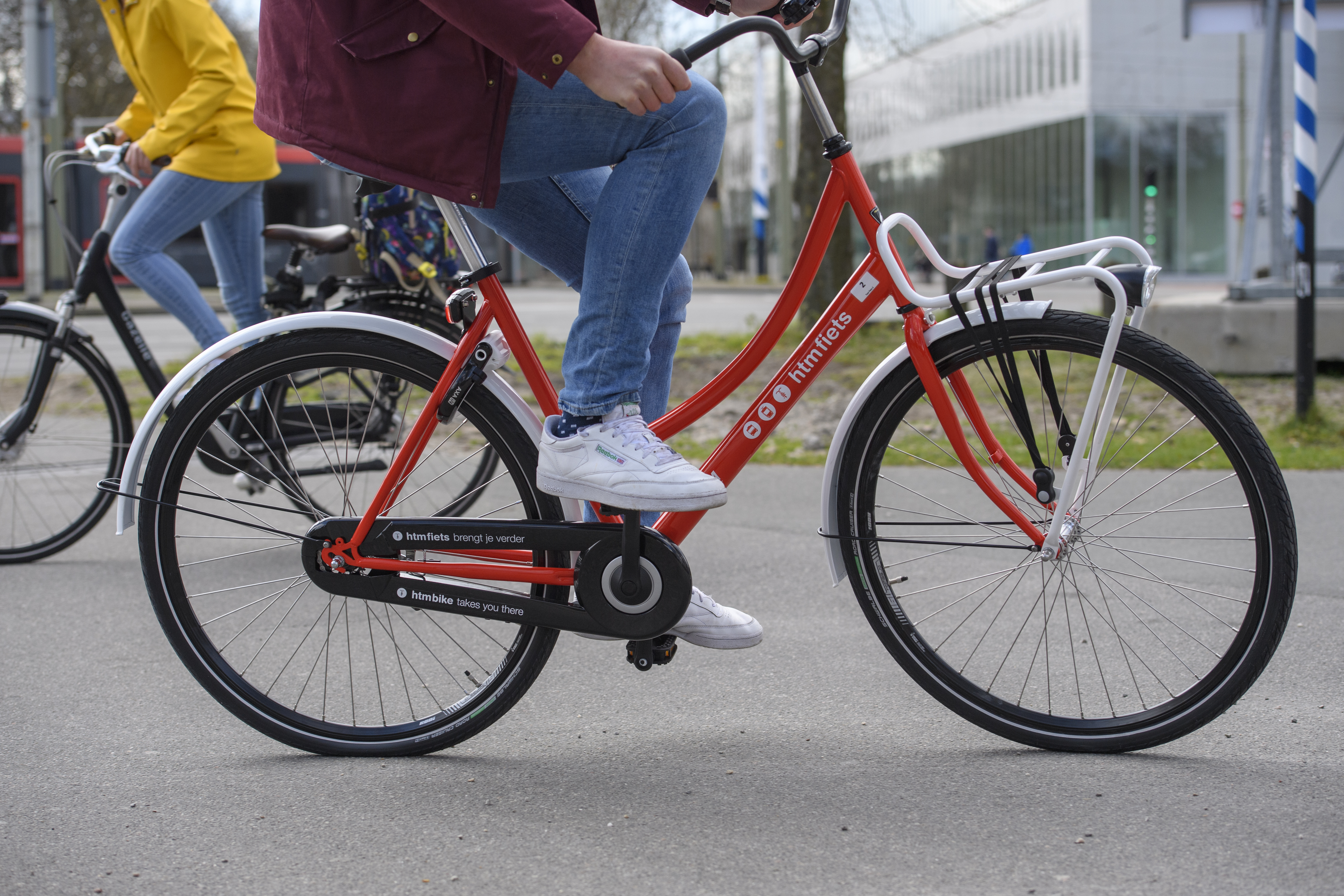 Reiziger rijdt op HTM fiets