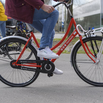 Reiziger rijdt op HTM fiets Reiziger rijdt op HTM fiets