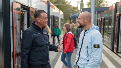 OV steward met reiziger naast tram HTM OV steward met reiziger naast HTM tram