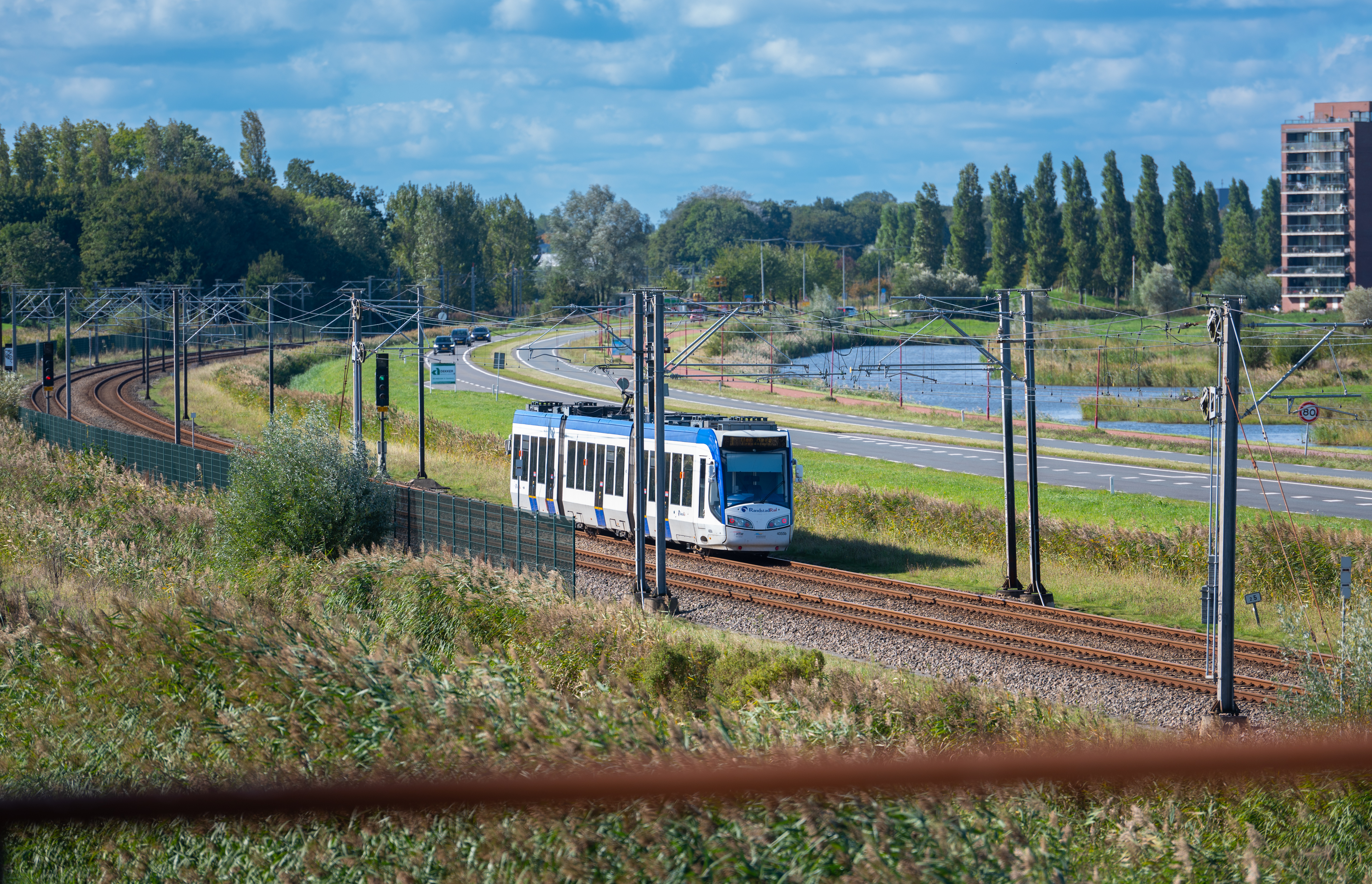 Randstadrail van bovenaf in het groen