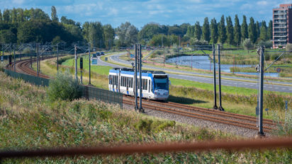 Randstadrail van bovenaf in het groen Randstadrail van bovenaf in het groen
