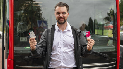 Man voor HTM bus met betaalpas en OV-pas in zijn handen (2) Man voor HTM bus met betaalpas en OV-pas in zijn handen (2)