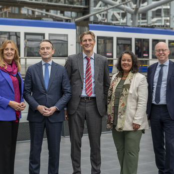 Raad van Commissarissen HTM: van links naar rechts Marlies de Ruyter de Wildt, Peter Dijk, Sjoerd Blum, Debby Woesthuis en Bart van den Huijsen Raad van Commissarissen HTM