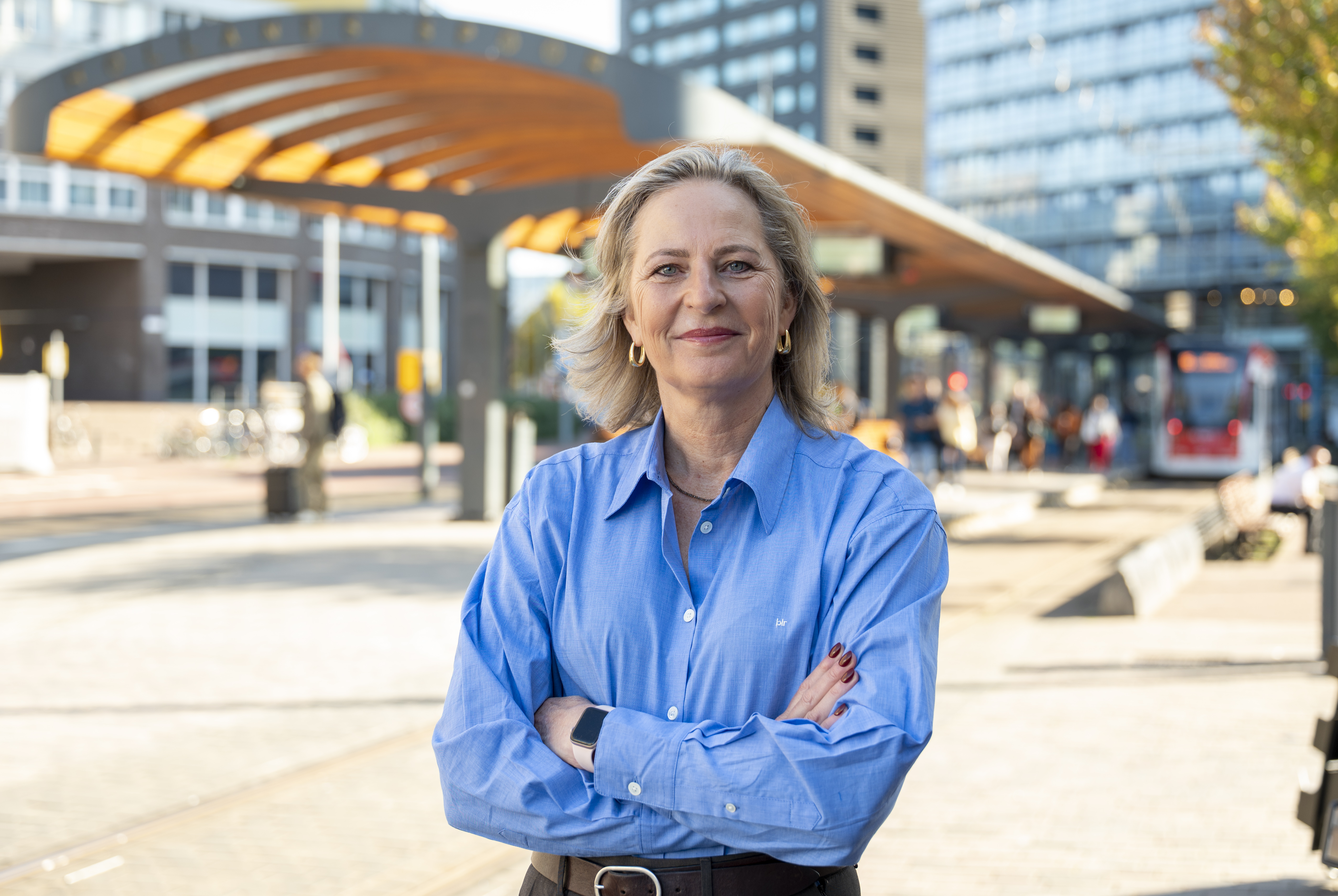 Thea de Vries, algemeen directeur HTM bij de halte station Hollands Spoor