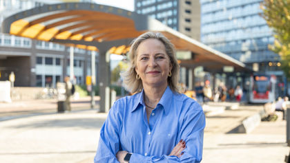 Thea de Vries, algemeen directeur HTM bij de halte station Hollands Spoor Thea de Vries, algemeen directeur HTM bij de halte station Hollands Spoor