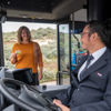Buschauffeur zit achter het stuur van HTM bus Buschauffeur zit achter het stuur van HTM bus en groet reiziger