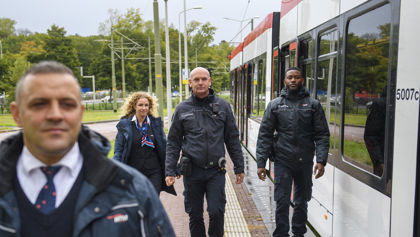 BOA's lopen naast tram HTM BOA's lopen naast HTM tram met zijn vieren
