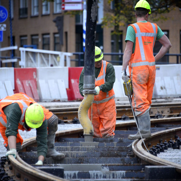 Aanleggen van een tramspoor en storten van beton Tramspoor aanleg