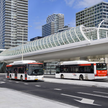 Bussen op busplatform Den Haag Centraal Station HTM Bussen op busplatform Den Haag Centraal Station
