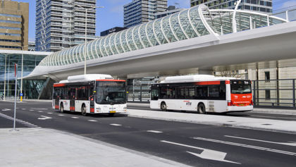 Bussen op busplatform Den Haag Centraal Station HTM Bussen op busplatform Den Haag Centraal Station