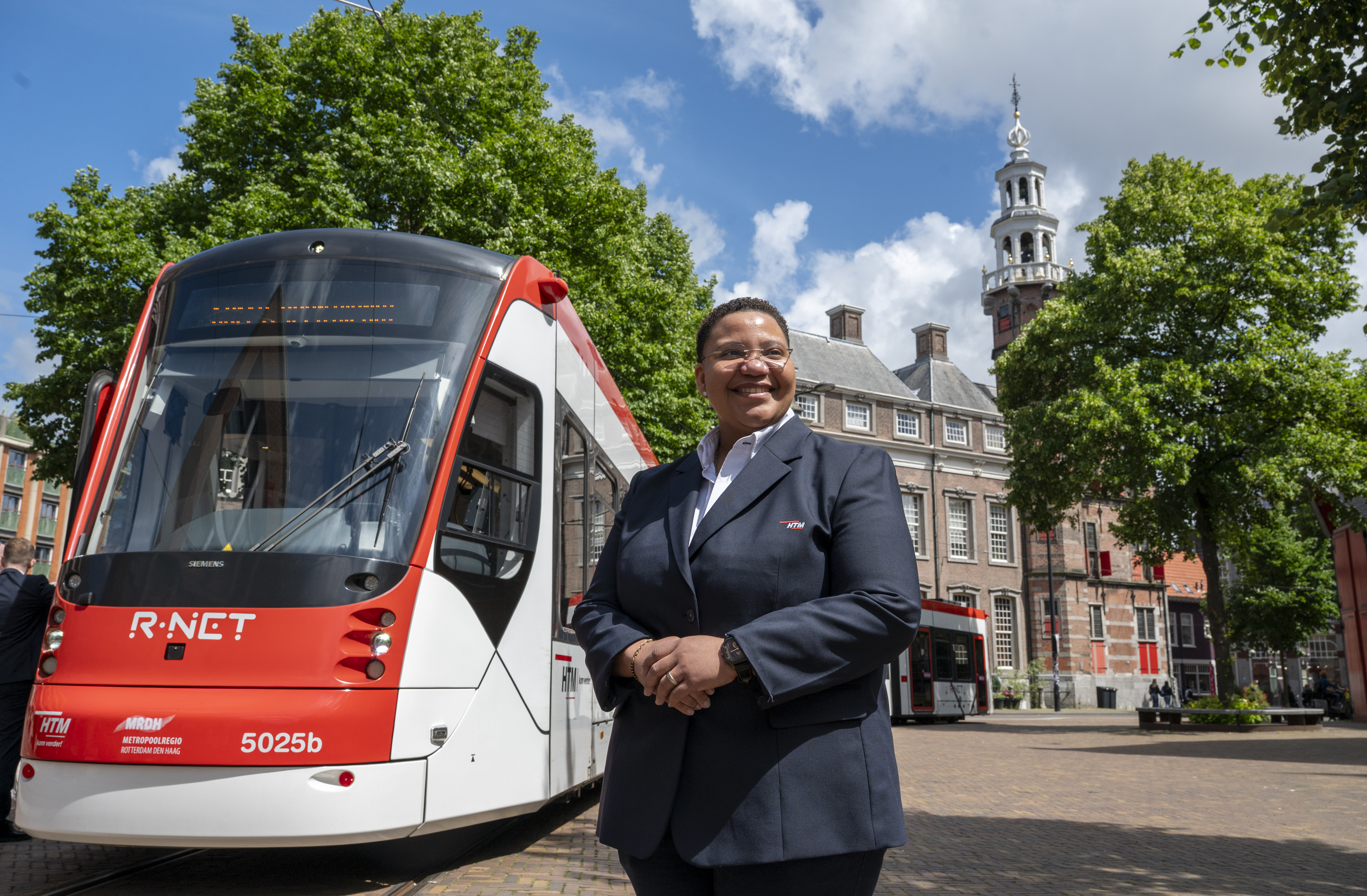 Trotse trambestuurder staat voor Avenio tram