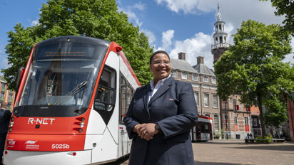 Trotse trambestuurder staat voor Avenio tram Trotse trambestuurder staat voor Avenio tram