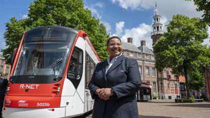 Trotse trambestuurder staat voor Avenio tram Trotse trambestuurder staat voor Avenio tram