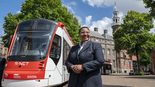 Trotse trambestuurder staat voor Avenio tram Trotse trambestuurder staat voor Avenio tram