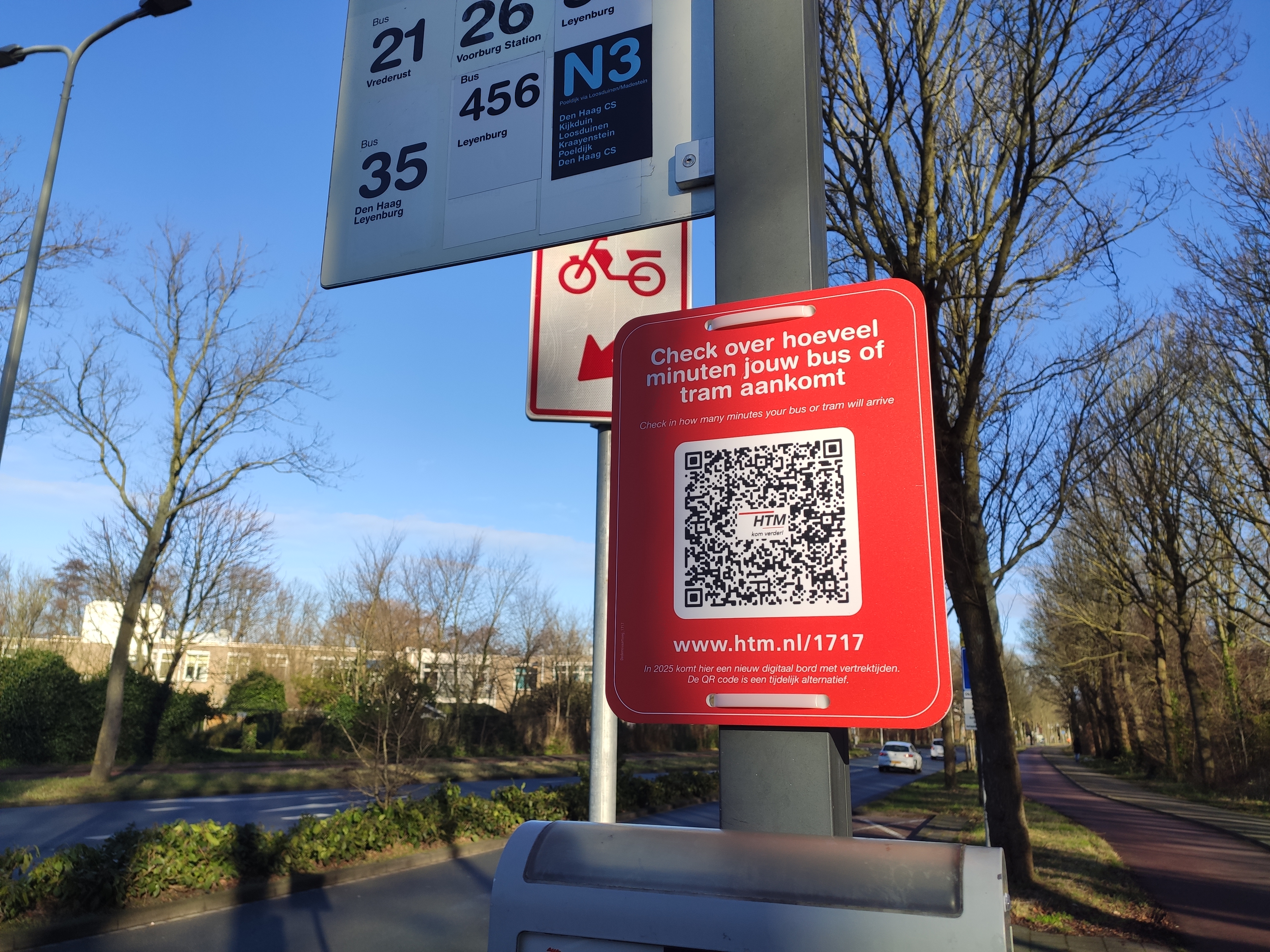 Innovatieproject, HTM DRIS bord met QR-code op halte