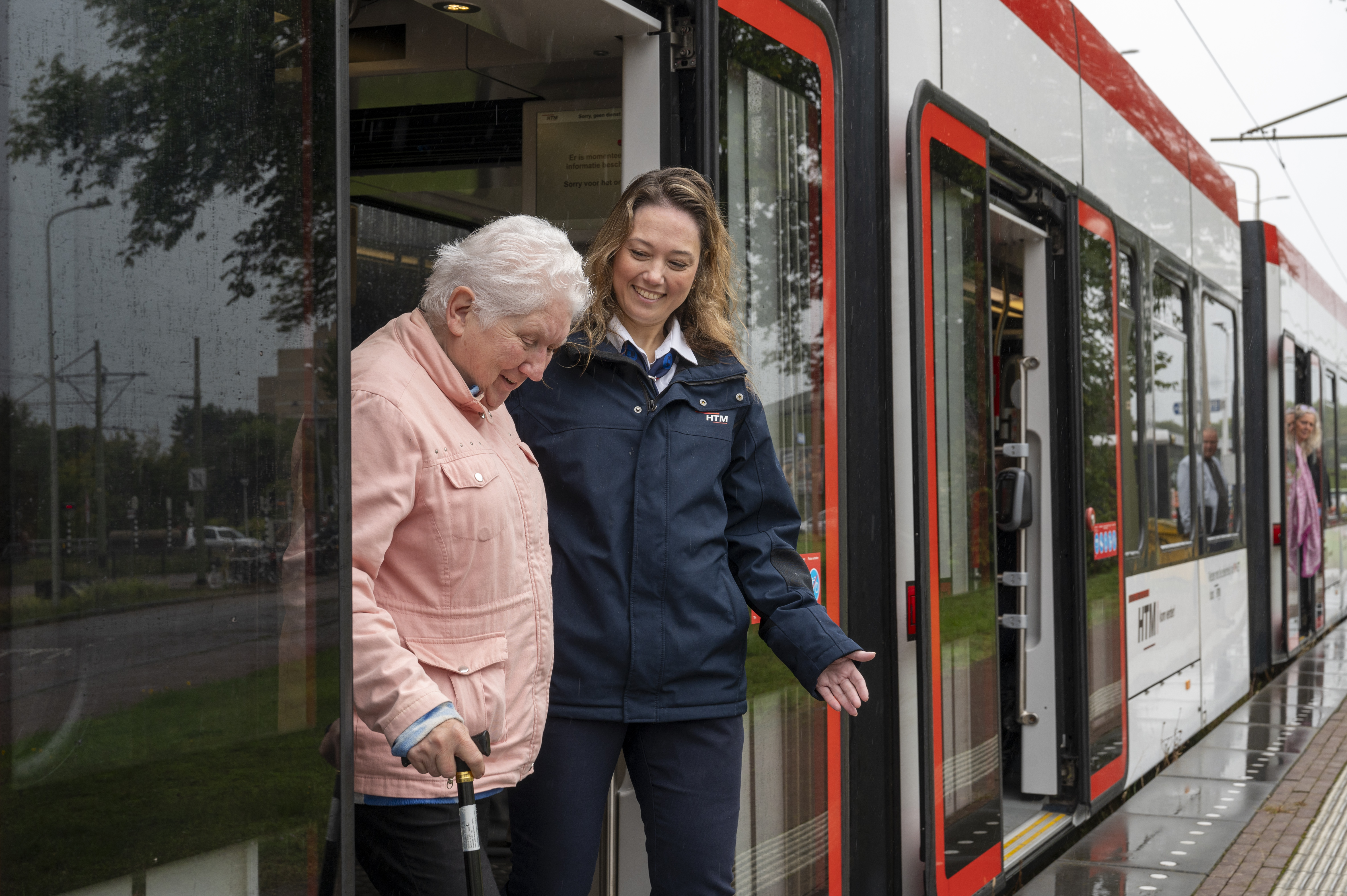 OV-steward helpt dame met beperking de tram uit