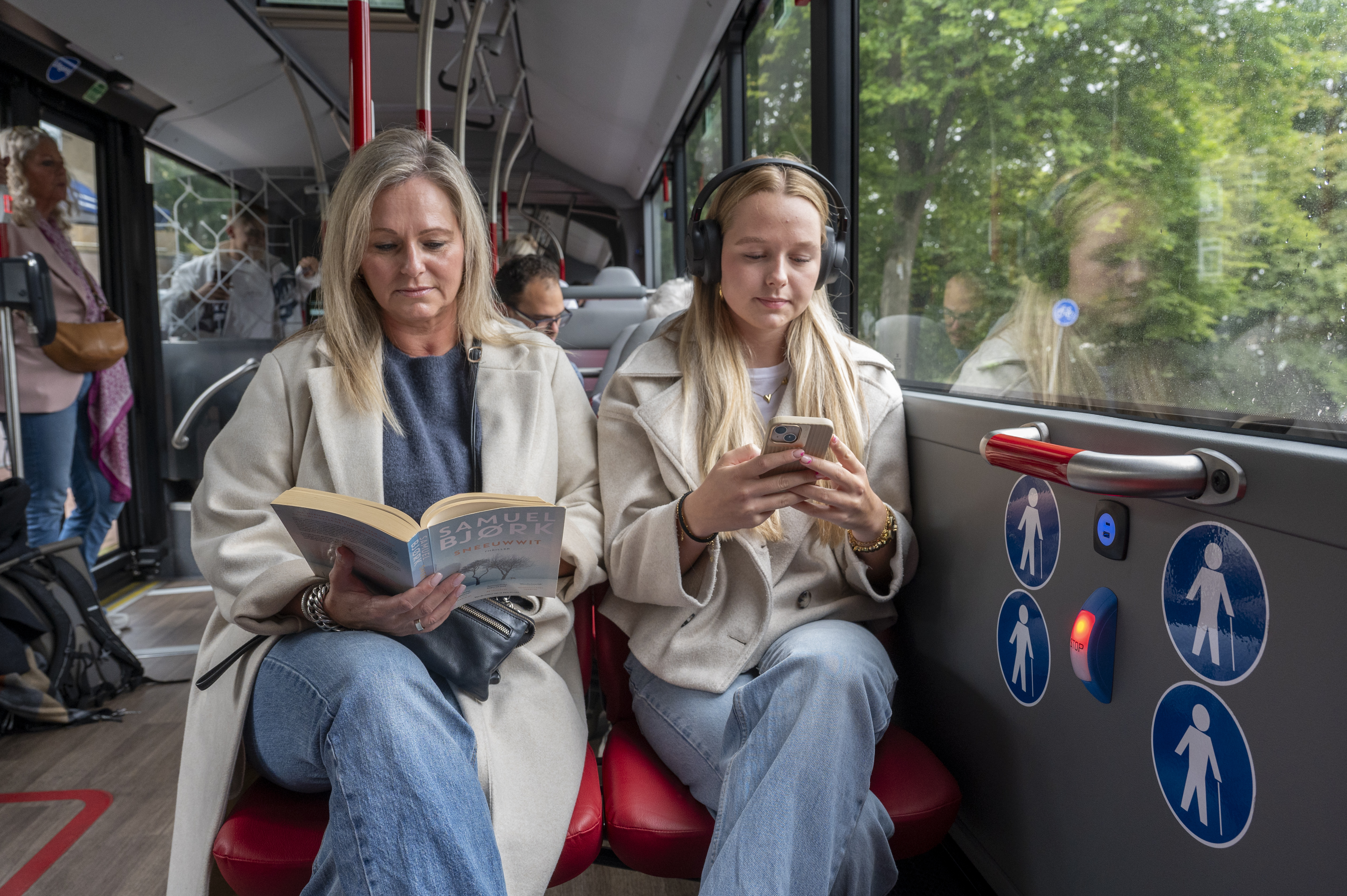 Moeder en dochten in de bus hebben wat me-time