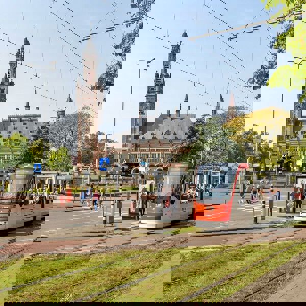 Sightseeing tram HTM bij het Vredespaleis in Den Haag Sightseeing tram HTM bij het Vredespaleis in Den Haag