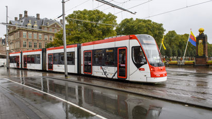 Wit met rode tram Wit met rode HTM tram rijdt bij Hofvijver Den Haag