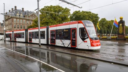 Wit met rode tram Wit met rode HTM tram rijdt bij Hofvijver Den Haag