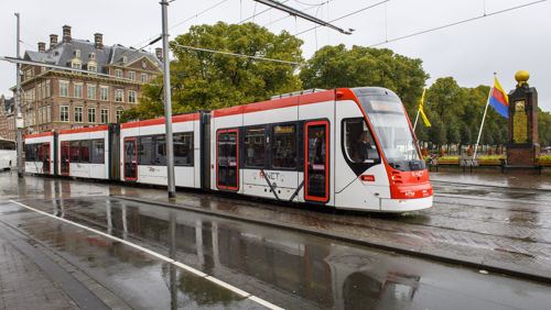 Wit met rode tram Wit met rode HTM tram rijdt bij Hofvijver Den Haag
