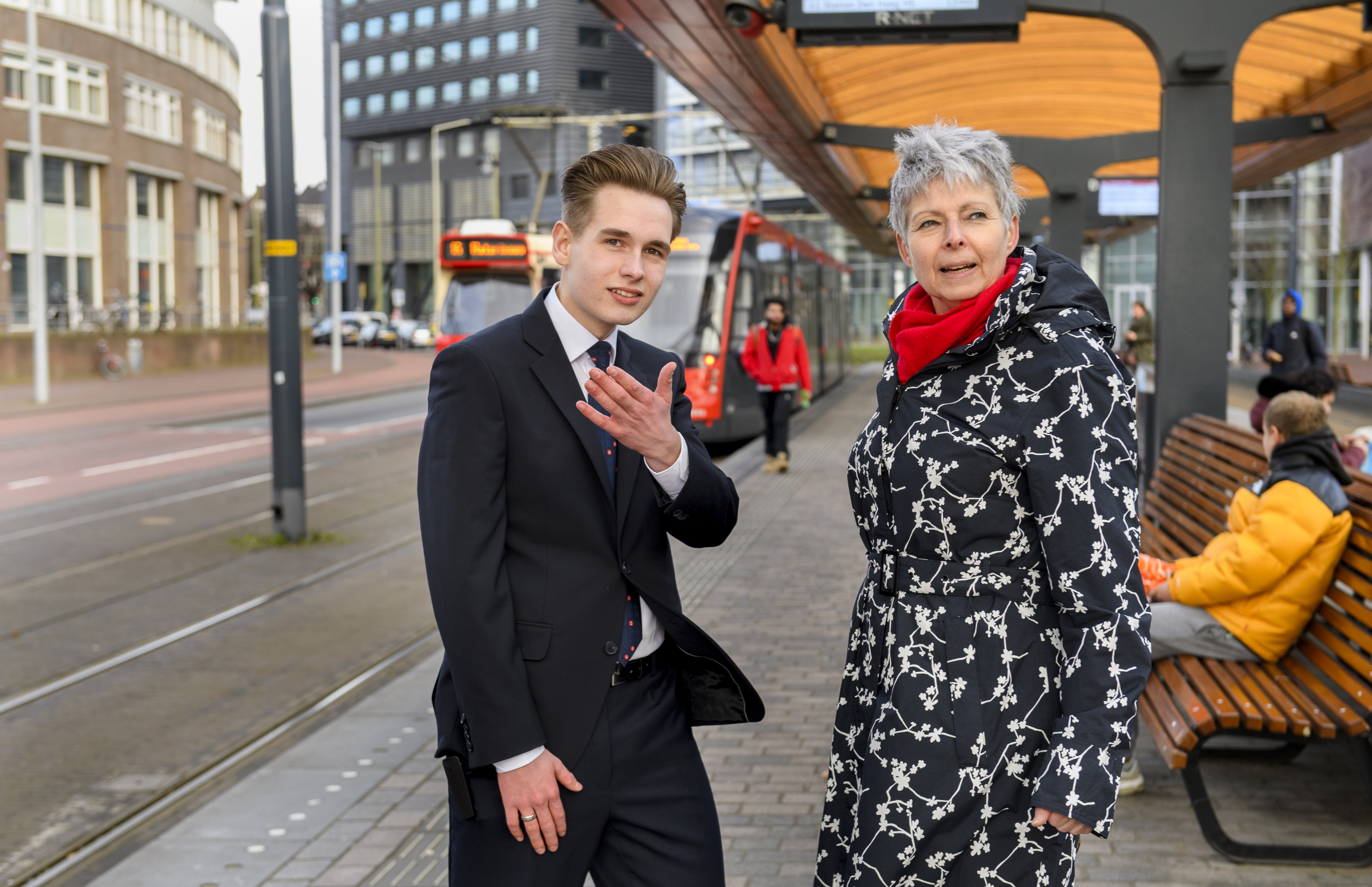 Ovsteward Jongeman met oudere vrouw