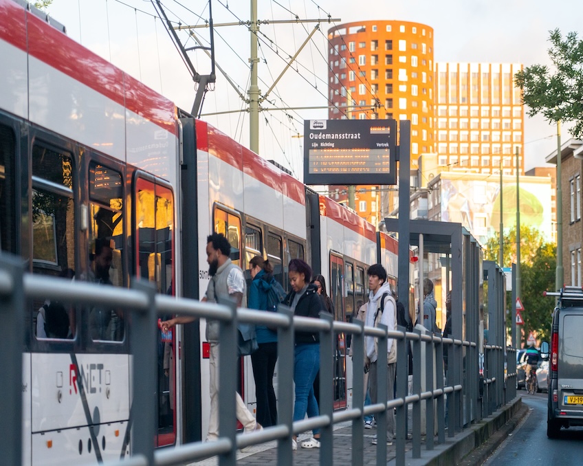 De halte Oudemanstraat heeft al twee abri's om het wachten voor reizigers te veraangenamen