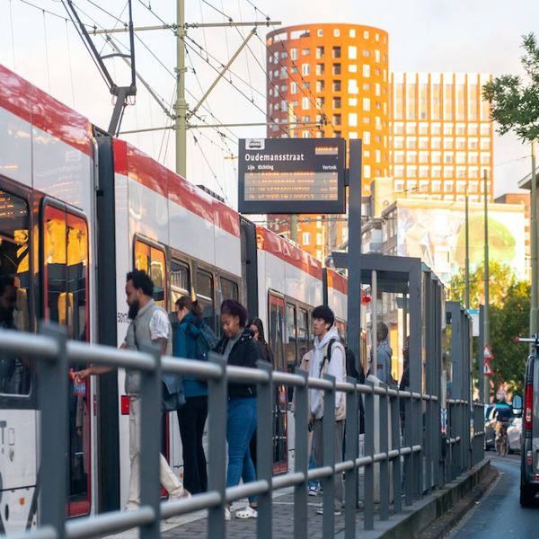 Een voorbeeld waar al twee abri's staan is de tramhalte Oudemanstraat  De halte Oudemanstraat heeft al twee abri's om het wachten voor reizigers te veraangenamen