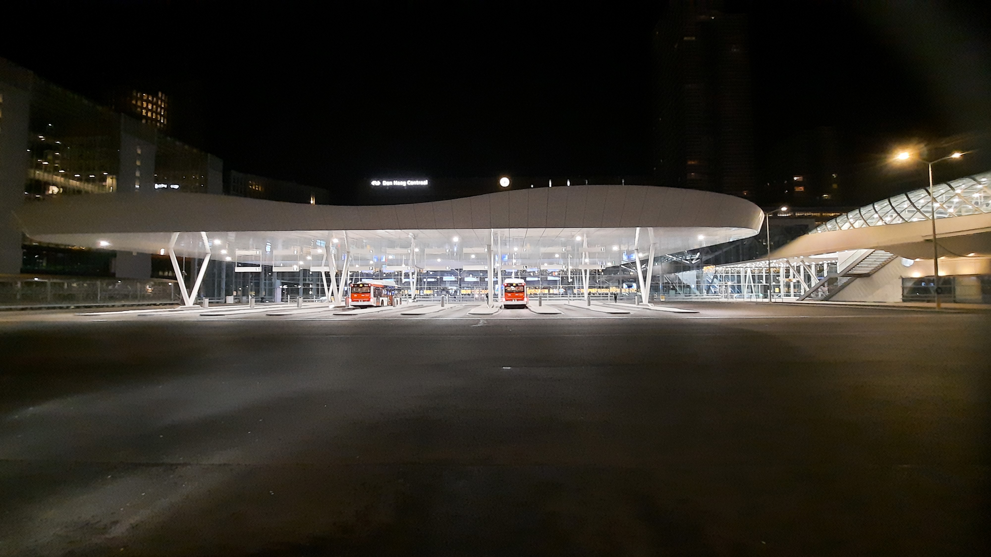 Busplatform in de nacht