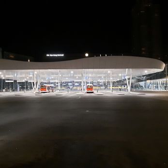 Busplatform in de nacht Busplatform in de nacht