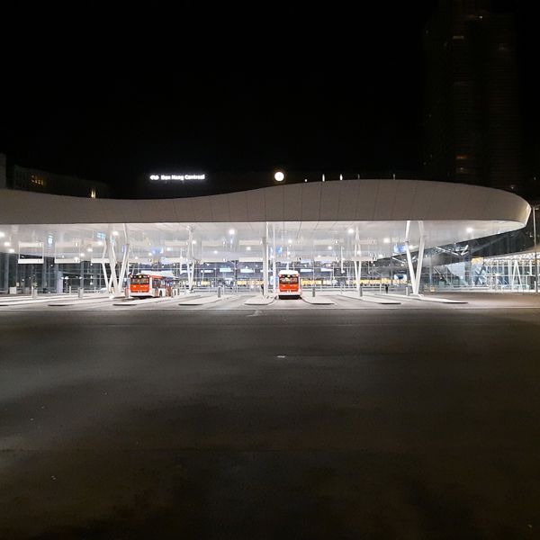 Busplatform in de nacht Busplatform in de nacht