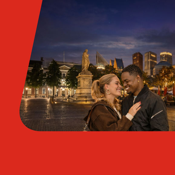 Man en vrouw staan op het plein Man en vrouw staan op het plein