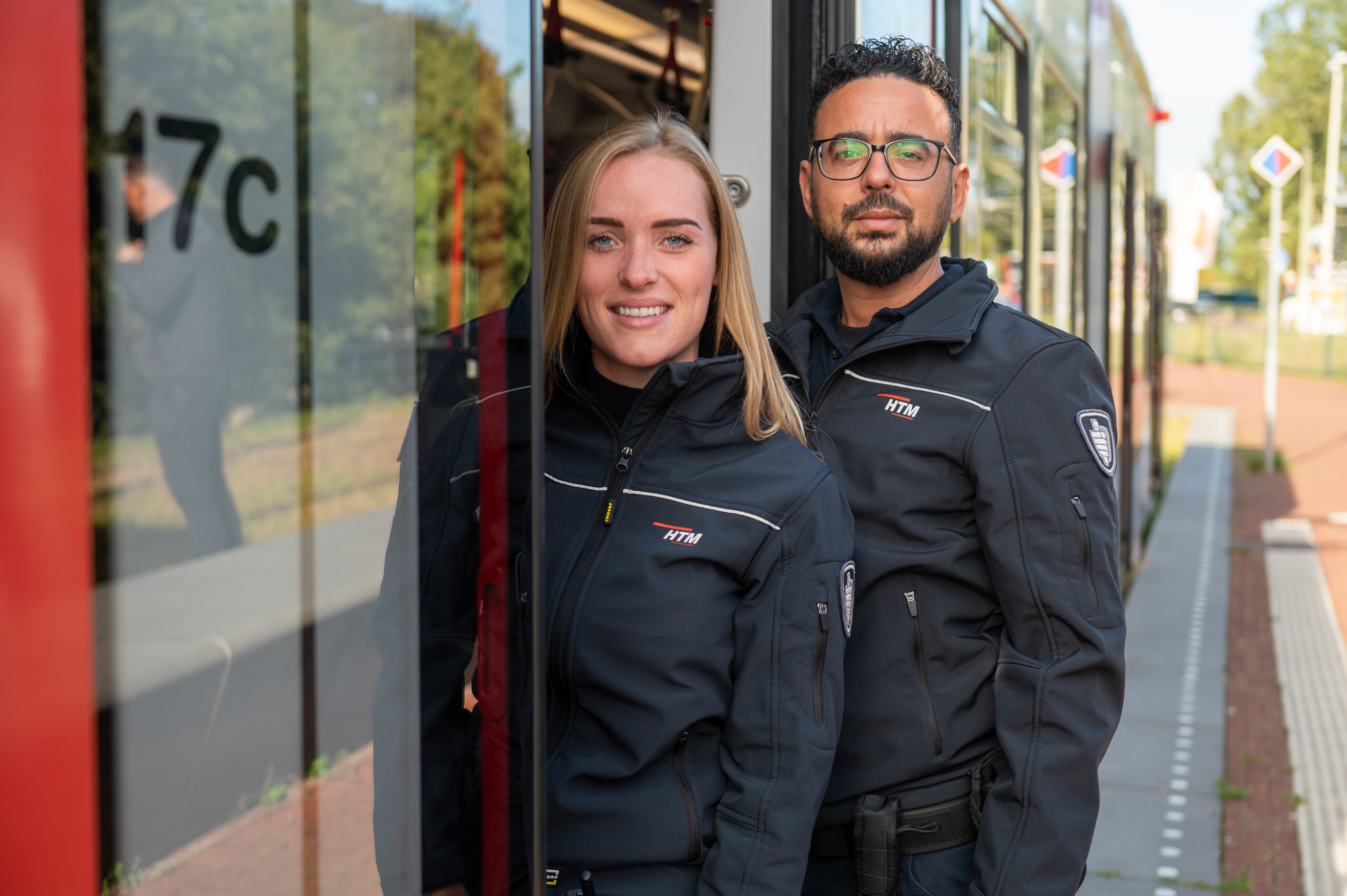 BOA controleurs staan in deuropening HTM tram