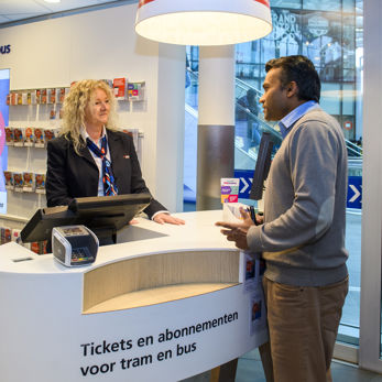 HTM Servicemedewerker Met Reiziger HTM Servicemedewerker Met Reiziger