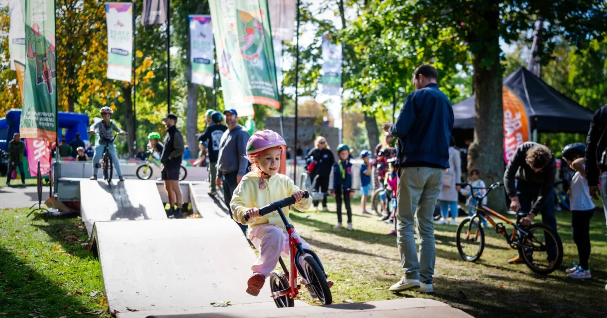 Beeld van een meisje op een fiets over een racebaan