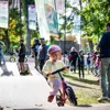 Beeld van een meisje op een fiets over een racebaan Beeld van een meisje op een fiets over een racebaan