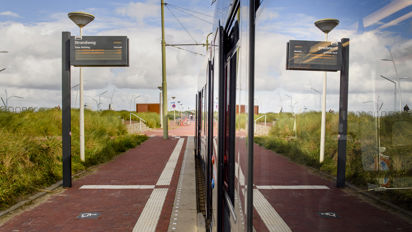 Tram bij halte bij Strandweg Tram bij halte bij Strandweg