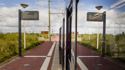 Tram bij halte bij Strandweg  Tram bij halte bij Strandweg