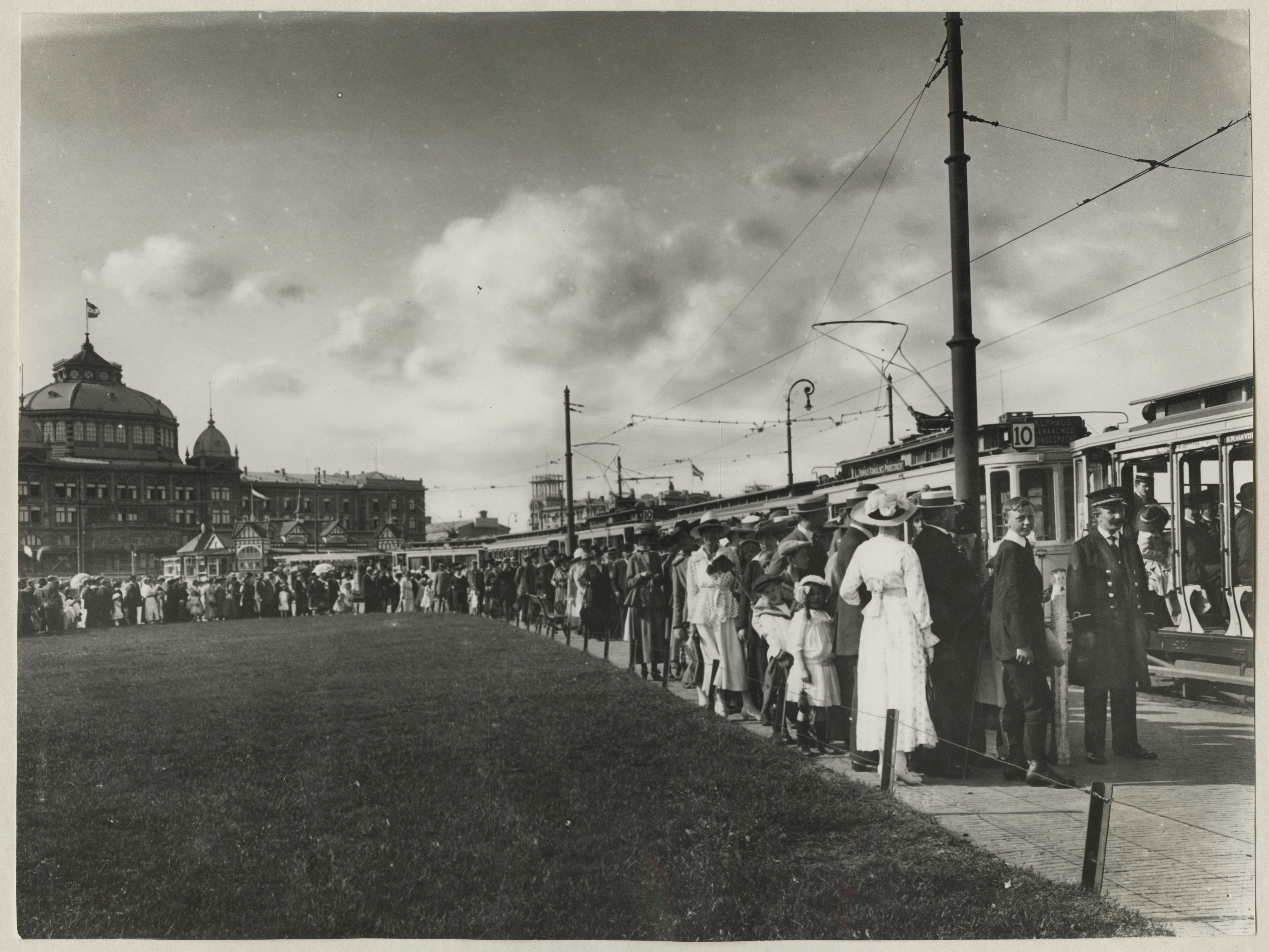 Extreme Drukte Gev Deynootplein 1915