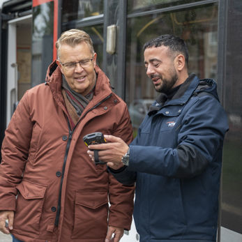 OV Steward met reiziger man reisinformatie geven OV Steward met reiziger man reisinformatie geven