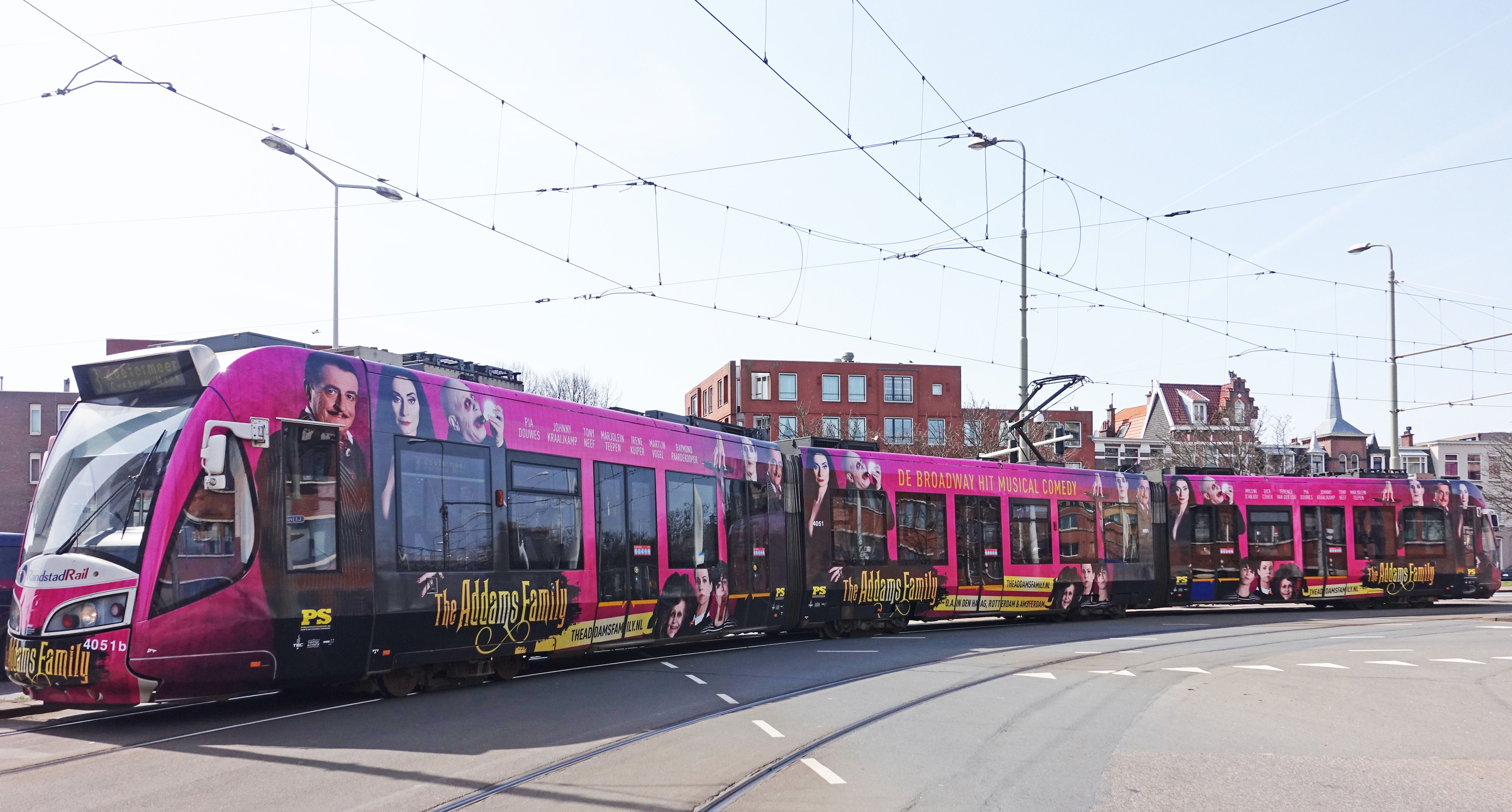 RandstadRail met The Addams Family advertentie