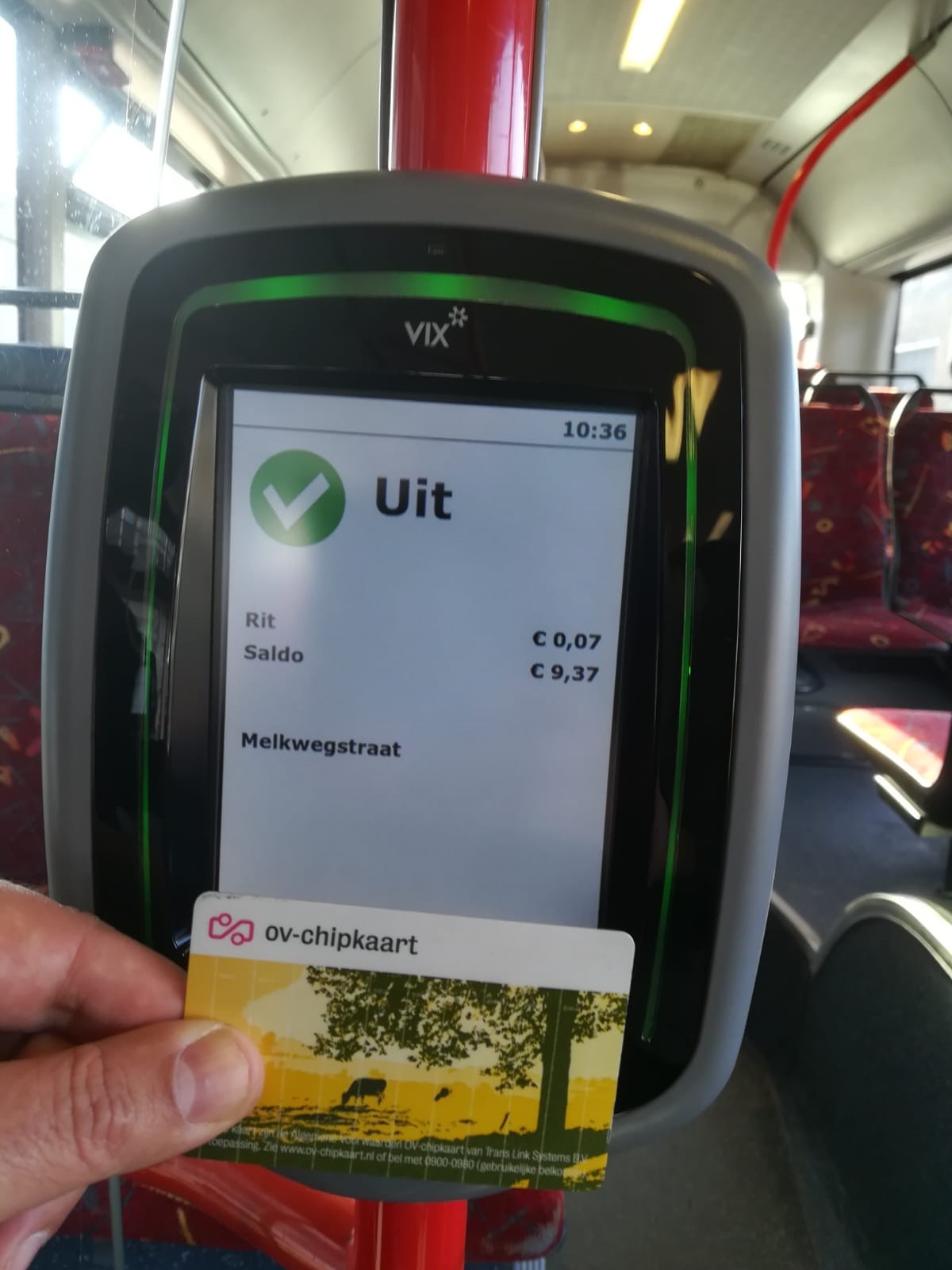 Reiziger checkt uit bij nieuwe kaartlezer in HTM bus