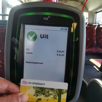Reiziger checkt uit bij nieuwe kaartlezer Reiziger checkt uit bij nieuwe kaartlezer in HTM bus